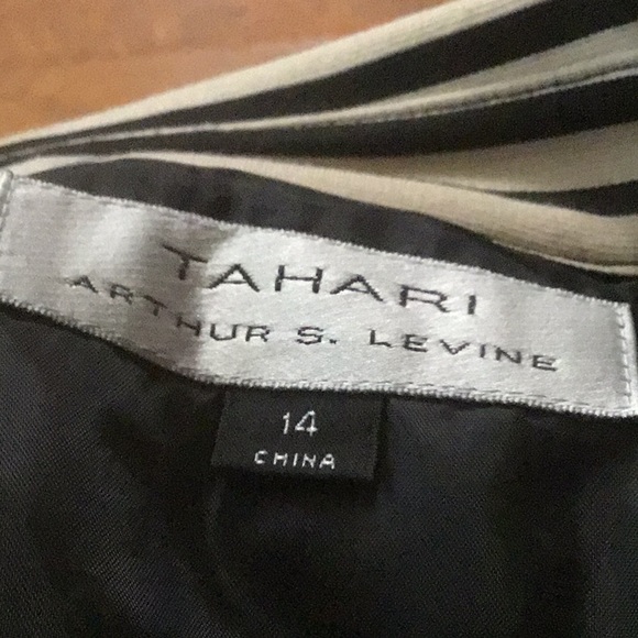 TAHARI.by Arthur S. Levine. Black and Tan jacket. - Picture 5 of 5